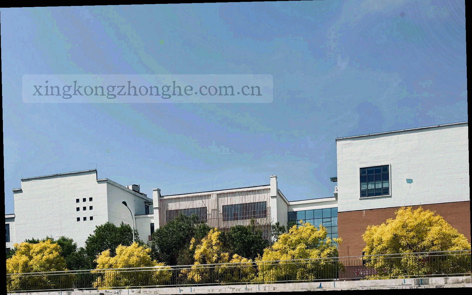 桌面端左右两个数据面板并排的抽象界面示意，中间有可拖动分隔线，无真实球队标识